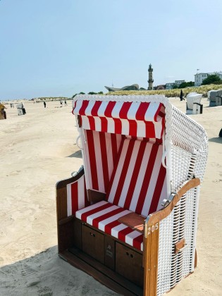 Eigener Strandkorb am Strand saisonbedingt