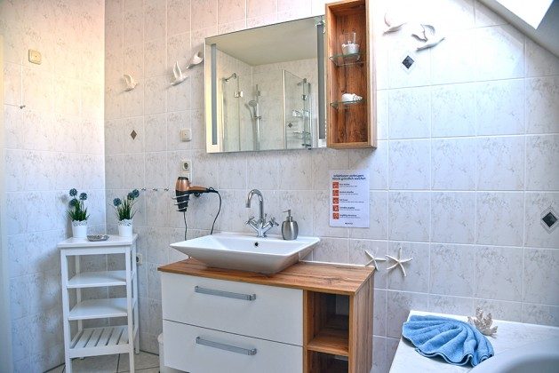 Bad mit Dusche und Badewanne Warnemünde Ferienwohnung Ref. 2941-3