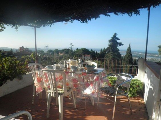 Frühstück auf der Terrasse mit Blick auf die Tirrenische Küste