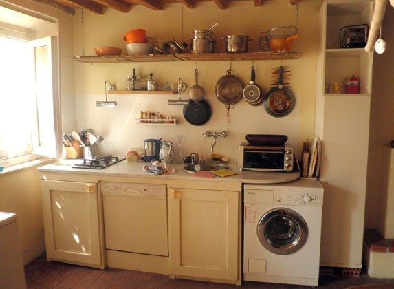 Küchenzeile mit Spühl-, Waschmaschine und kl. Backrohr
