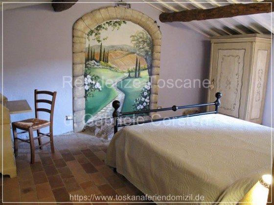 Highlight des Hauses: Doppelzimmer mit einem Tromp-l`oeil-Wandbild, das eine fiktive toskanische Landschaft darstellt.