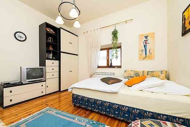Wohnraum mit Einzelbett und Schlafcouch