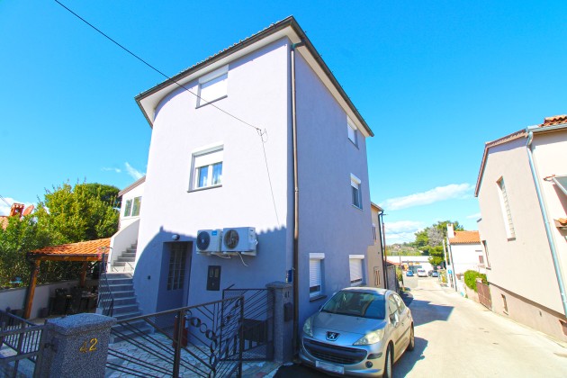 das Haus mit den beiden Apartments - Bild 1 - Objekt 160284-404