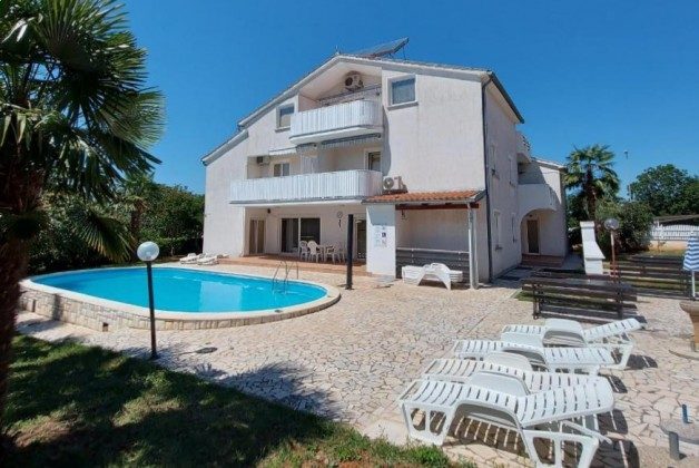 Apartmenthaus und Pool - Objekt 160284-358