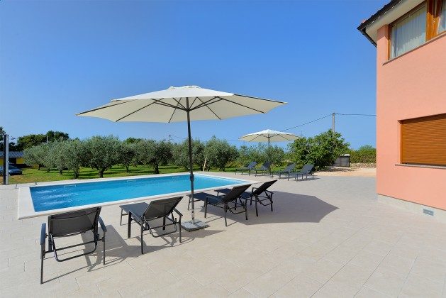 Pool  und Poolterrasse Bild 3 - Objekt 160284-369
