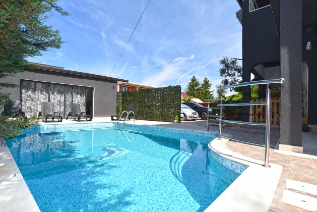 der Pool und Blick auf die Terrasse des Studios - Bild 2 - Objekt 160284-407