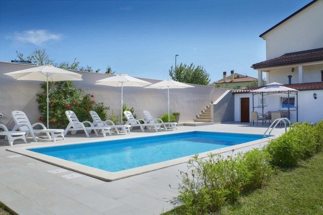 Pool und Poolterrasse - Bild 1 - Objekt 225602-10