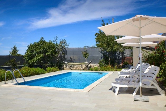 Pool und Poolterrasse - Bild 2 - Objekt 225602-10
