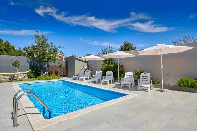 Pool und Poolterrasse - Bild 3 - Objekt 225602-10