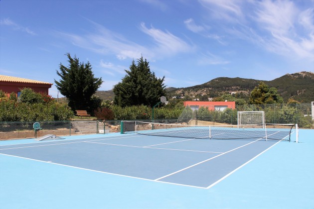Villa mit Garten, Pool und Tennisplatz
