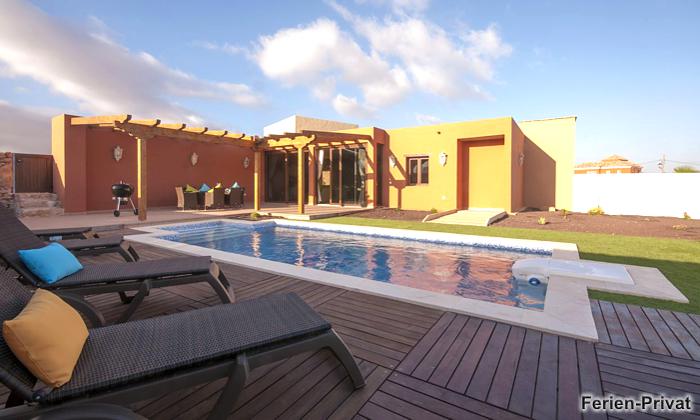 Haus und Pool mit Terrasse