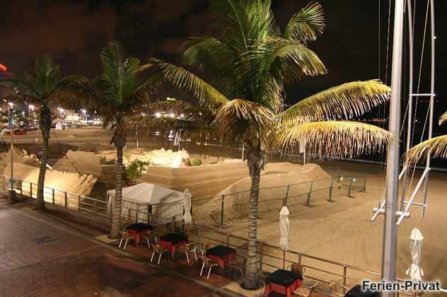 Strand und Promenade bei Nacht
