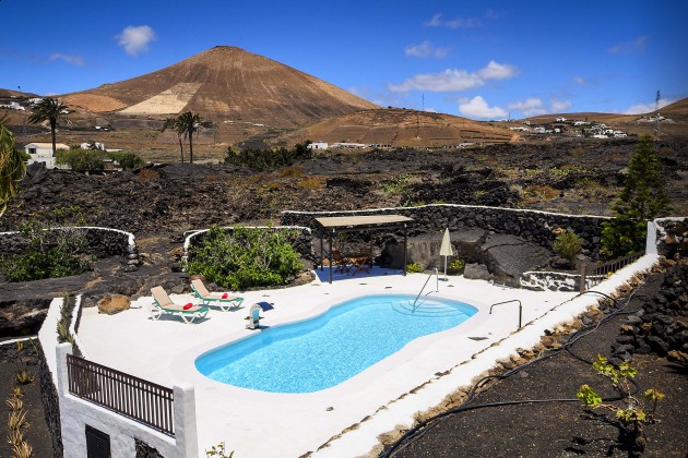 LZ144288-50  Grundstück und Pool umgeben von Vulkanen