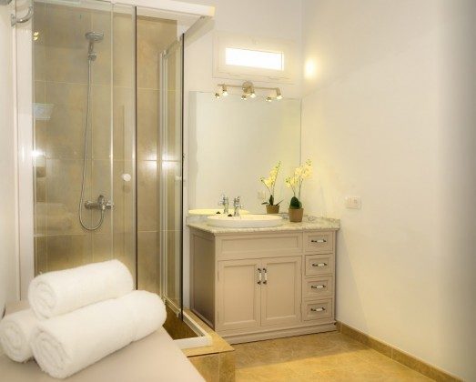 LZ 144288-30 zweites Badezimmer mit Dusche