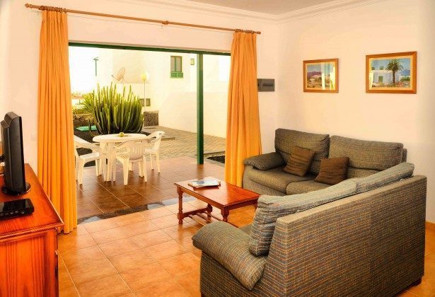 LZ 144288-31 Wohnbeispiel Wohnzimmer mit Zugang zur Terrasse