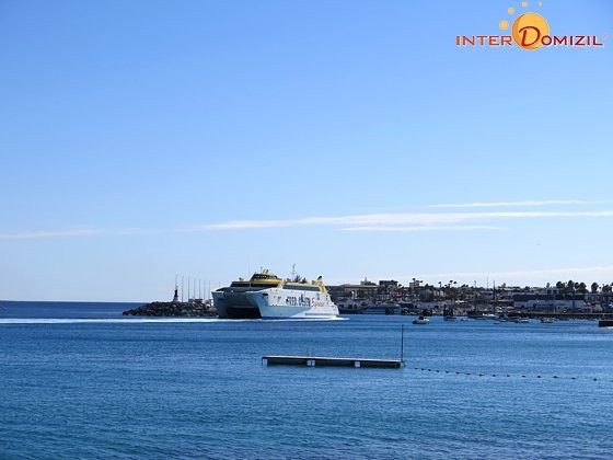 Blick zum Hafen von Playa Blanca LZ 210770-3