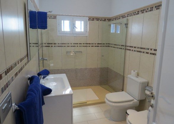LZ 210770-3 Wohnbeispiel Badezimmer mit großer Duschkabine