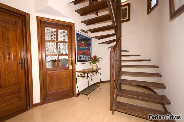 Flur und Treppe