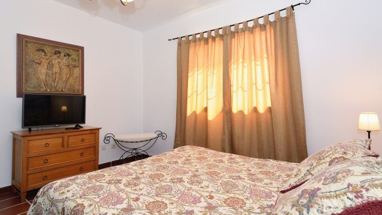 LZ 110068-84 Schlafzimmer mit Doppelbett
