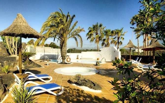 Spanien Kanaren Lanzarote Landhotel mit Pool