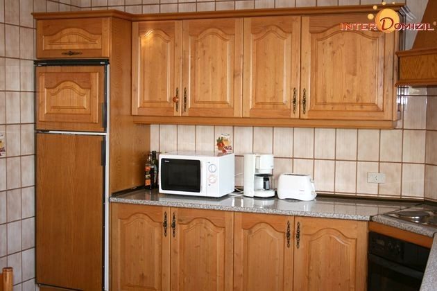 Küche mit großem Kühlschrank